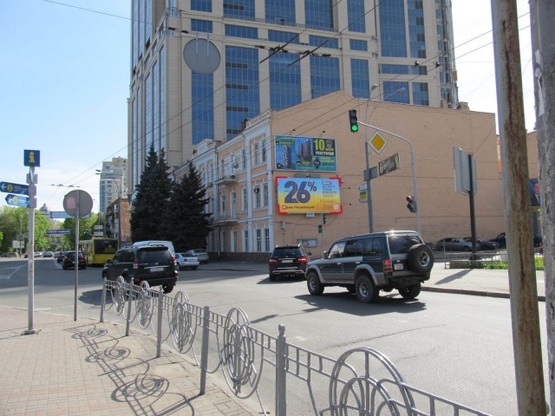 Фото рекламной плоскости по адресу Московская ул., 30 - Кловский спуск (фасад), кинотеатр "Зоряний", музей "Культурного наследия", ресторан "Shooters",направ. ул. Кутузова призма нижняя