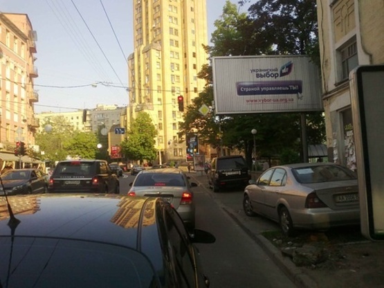 Фото рекламной плоскости по адресу Артема ул., 75 светофор ул.Пимоненка, в центр