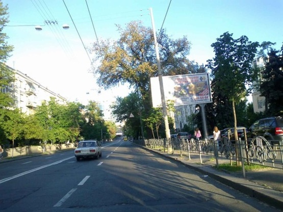 Фото рекламної площини за адресою Мельникова ул., 41 перед ст. метро Лукяновка, в центр