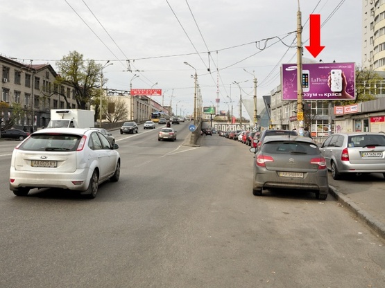 Фото рекламной плоскости по адресу Вадима Гетьмана ул. (бывшая Индустриальная ул.) - пр-т Победы, напротив ТЦ "Большевик", перед мостом