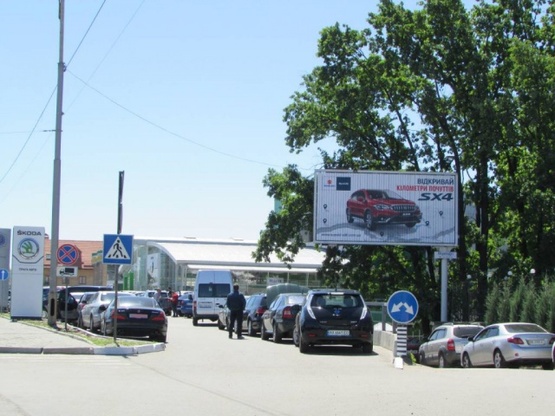 Фото рекламной плоскости по адресу Кольцевая дорога, км 3+255 справа ( перед автосалоном "Шкода", клуб "Формула", УкрСибБанк), в направ. прос. Леся Курбаса