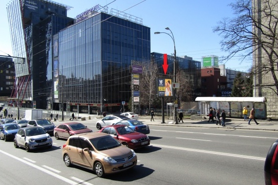 Фото рекламної площини за адресою Вадима Гетьмана, ул,4 ТЦ Космополит, на мосту, из центра