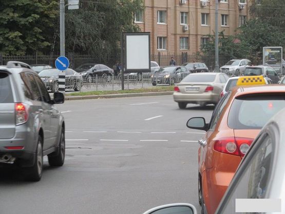 Фото рекламной плоскости по адресу Кутузова, к площади Леси Украинки, разделитель Фото рекламной плоскости по адресу Кутузова, к площади Леси Украинки, разделитель