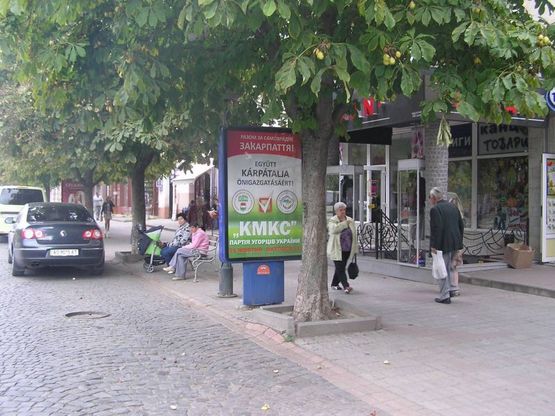 Фото рекламной плоскости по адресу пл. Миру біля магазину "Всесвіт"