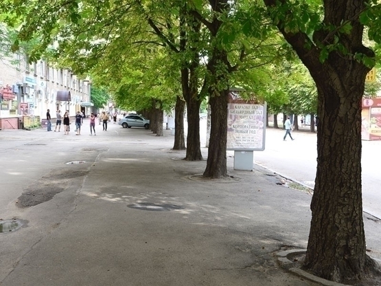 Фото рекламної площини за адресою вул. Титова, 17 (Кіносистема СУПУТНИК)/ул.Титова, 17 (5) Ломбард " Капитал",  А-Банк, Аптеки, ОщадБанк, сервис- цент "Водафон"