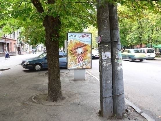 Фото рекламної площини за адресою вул.Титова, 17 (маг. ЕВА, Кіносистема СУПУТНИК)/ул.Титова, 17 (6) - ОщадБанк, Альфа-Банк, Еко-ферма, ЛюксОптика, магазин ЕВА