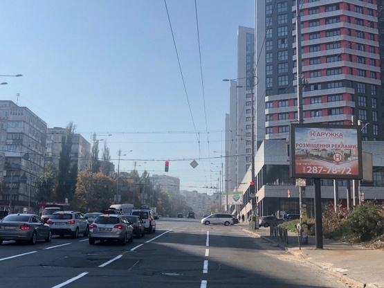 Фото рекламної площини за адресою Ул. Липковского, напротив Ультрамарина, перед поворотом на Южный ЖД вокзал, на светофоре. В сторону Соломенской пл. Фото рекламної площини за адресою Ул. Липковского, напротив Ультрамарина, перед поворотом на Южный ЖД вокзал, на светофоре. В сторону Соломенской пл.