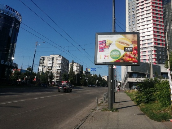 Фото рекламной плоскости по адресу Ул. Липковского, напротив Ультрамарина, перед поворотом на Южный ЖД вокзал, на светофоре. В сторону Соломенской пл.