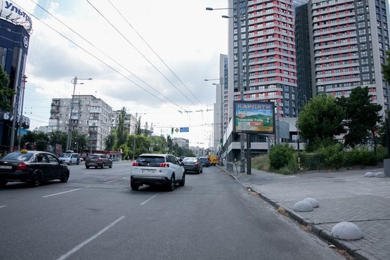 Фото рекламной плоскости по адресу Ул. Липковского, напротив Ультрамарина, перед поворотом на Южный ЖД вокзал, на светофоре. В сторону Соломенской пл.