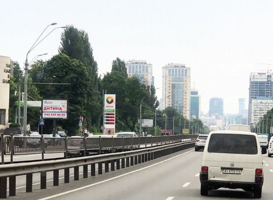 Фото рекламной плоскости по адресу Пр-т Победы, 38 (на остановке).  Вход в ДК Большевик . Мед институт, КПИ, Парк им. Пушкина. В сторону ЦЕНТРА
