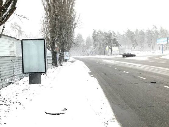 Фото рекламной плоскости по адресу Ул. Авиаконструктора Антонова, перед остановкой об. транспорта