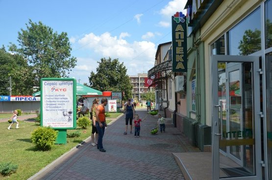 Фото рекламной плоскости по адресу вул. Незалежності, центр міста, біля Ексім банку, напроти продуктового магазину та редакції Дружба, масове скупчення людей