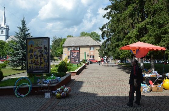 Фото рекламної площини за адресою Незалежності, центр міста, біля перукарні та Ексімбанку, Універмагу  масове скупчення людей