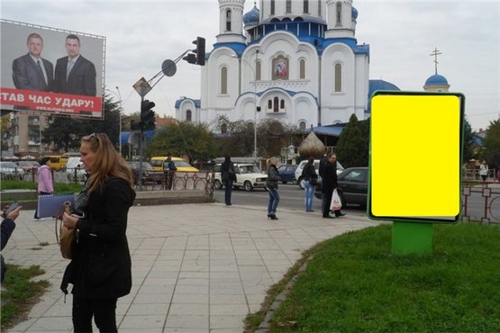 Фото рекламной плоскости по адресу м.Ужгород пл.Кирила і Мефодія, біля у-магу Україна, світлофор, пішохідний перехід, біля Кафедрального собору