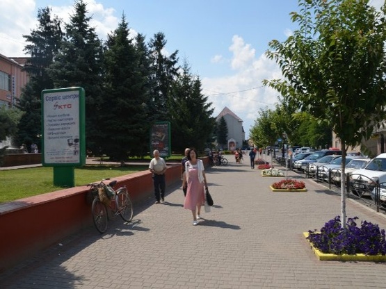 Фото рекламной плоскости по адресу вул. Незалежності, центр міста, біля Ексім банку, кіосків,  напроти продуктового магазину та редакції Дружба, масове скупчення людей