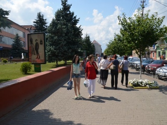 Фото рекламной плоскости по адресу вул. Незалежності, центр міста, біля Ексім банку, кіосків,  напроти продуктового магазину та редакції Дружба, масове скупчення людей