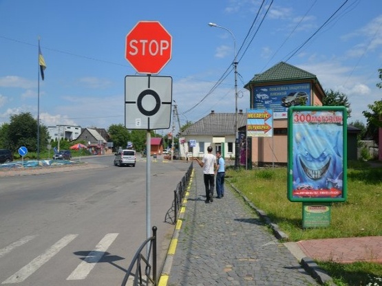 Фото рекламной плоскости по адресу вул. Незалежності, центр міста, біля страхової компанії Acsa та магазину Міленіум, автобусні зупинки, великий потік пішоходів