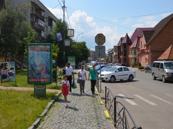 Фото рекламной плоскости по адресу вул. Незалежності, центр міста, біля страхової компанії Acsa та магазину Міленіум, автобусні зупинки, великий потік пішоходів