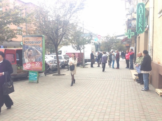 Фото рекламной плоскости по адресу м.Ужгород вул.Корятовича, вхід в ринок, ТЦ Луксор плаза,  Закарпатдентал, в сторону пл.Поштова