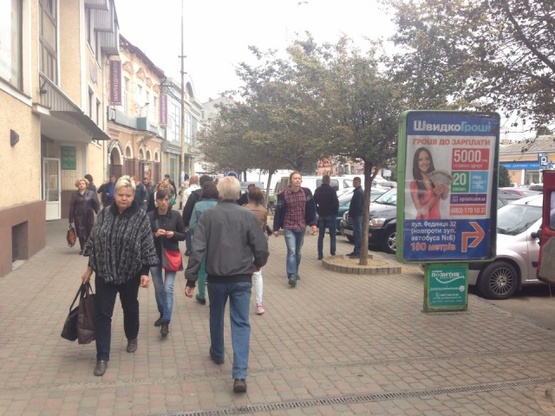 Фото рекламной плоскости по адресу м.Ужгород вул.Корятовича, вхід в ринок, ТЦ Луксор плаза,  Закарпатдентал, в сторону вул.Берчені