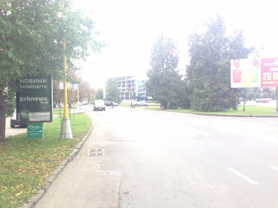 Фото рекламной плоскости по адресу м.Ужгород вул.Л.Толстого біля банків БМБ, Автозаз, Фінансова ініціатива, дитячого майданчика Рошен, в сторону гот.Ужгород