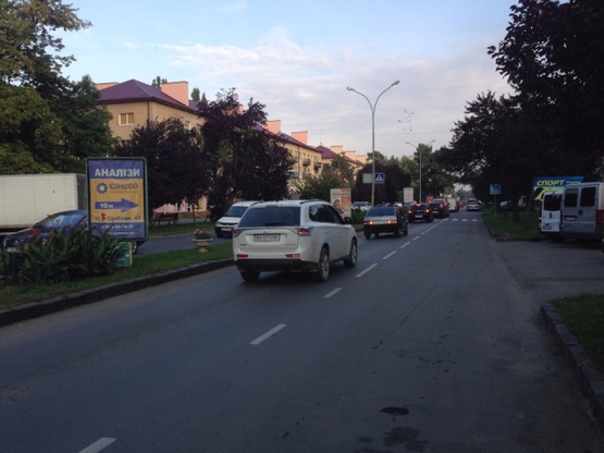 Фото рекламной плоскости по адресу м.Ужгород просп. Свободи,біля салону меблів IMPERIAL, кондитерської Шоколадниця, в сторону 16-ти поверхівки