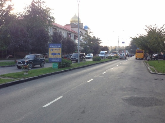 Фото рекламной плоскости по адресу м.Ужгород просп. Свободи,біля салону меблів IMPERIAL, кондитерської Шоколадниця, в сторону у-магу Україна