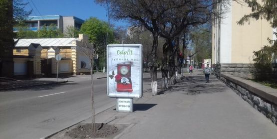 Фото рекламної площини за адресою ул. Победы, напротив д. № 9/1 возле краеведческого музея, направление - Летный колледж