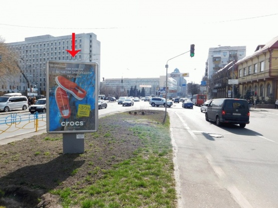 Фото рекламной плоскости по адресу Кутузова ул., на разделителе