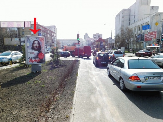 Фото рекламной плоскости по адресу Кутузова ул., на разделителе