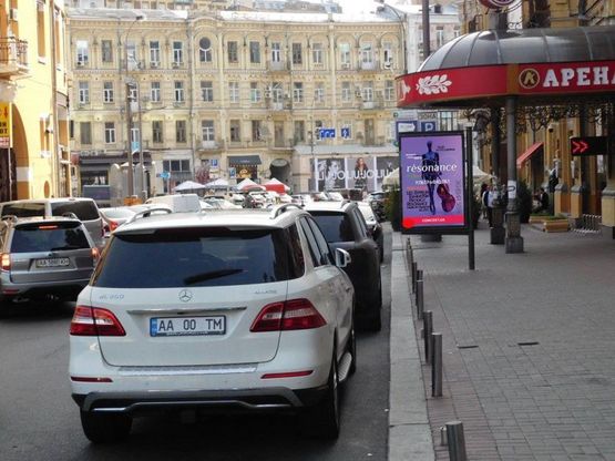 Фото рекламної площини за адресою Бессарабская площадь возле дома. 1/3 №2