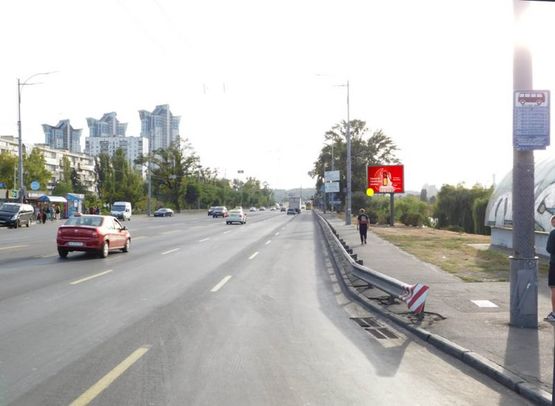 Фото рекламной плоскости по адресу Соборности пр-т (Воссоединения) в центр, за пешеходным мостом на Русановку Фото рекламной плоскости по адресу Соборности пр-т (Воссоединения) в центр, за пешеходным мостом на Русановку