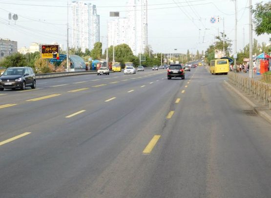 Фото рекламної площини за адресою Соборности пр-т (Воссоединения) из центра, перед пешеходным мостом на Русановку