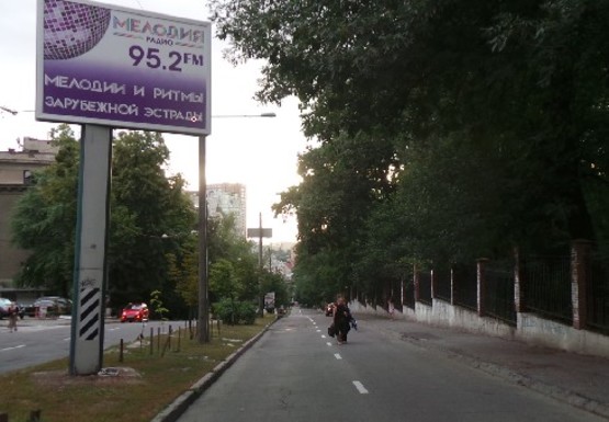 Фото рекламной плоскости по адресу Льва Толстого ул., 23, на разделителе (BackLit)