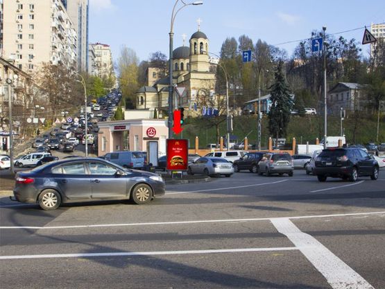 Фото рекламної площини за адресою Бассейная ул. / Госпитальная ул. / Украинки бул., на светофоре, в сторону Шелковичной ул., Мельникова ул., Крещатик ул.