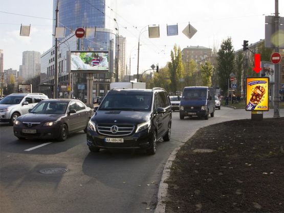 Фото рекламной плоскости по адресу Бассейная ул. / Украинки бул., на светофоре, в сторону Украинки бул.