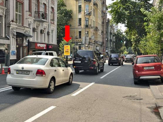 Фото рекламної площини за адресою Б. Житомирская ул., 23 / Гончара ул., светофор, в сторону Львовская пл.