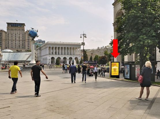 Фото рекламной плоскости по адресу Независимости пл., возле "Главпочтамп", в сторону Крещатик ул.