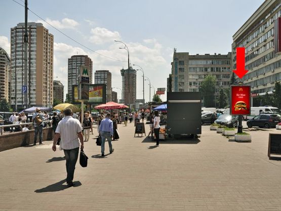 Фото рекламной плоскости по адресу Украинки бул., 26, возле ст. м. "Печерская", в сторону Бойчука ул. (бывш. Киквидзе ул.)