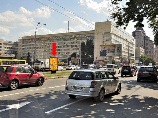 Фото рекламной плоскости по адресу Алмазова ул. (бывш. Кутузова ул.), 16/19, разделитель, ст. м. "Печерская", магазин "Антошка"
