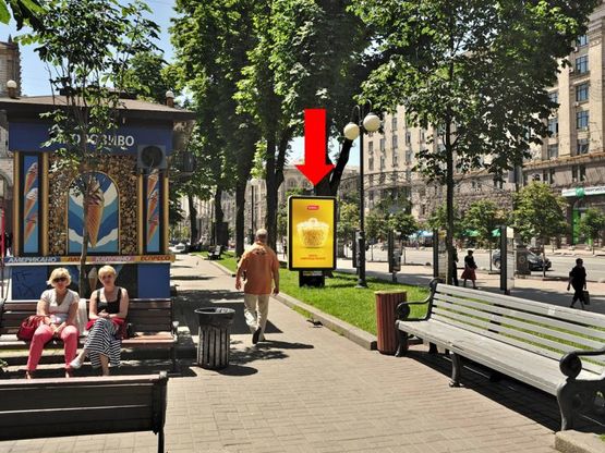 Фото рекламной плоскости по адресу Крещатик ул., 13, напротив магазина "Колинз"