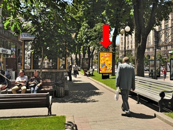 Фото рекламной плоскости по адресу Крещатик ул., 13, напротив магазина "Мобилочка"