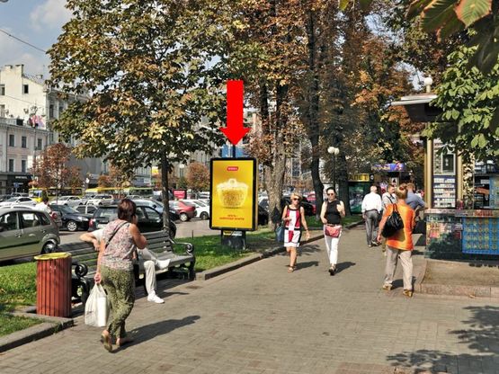 Фото рекламної площини за адресою Крещатик ул., 29, возле магазина "Марк & Спенсер", "Рошен"