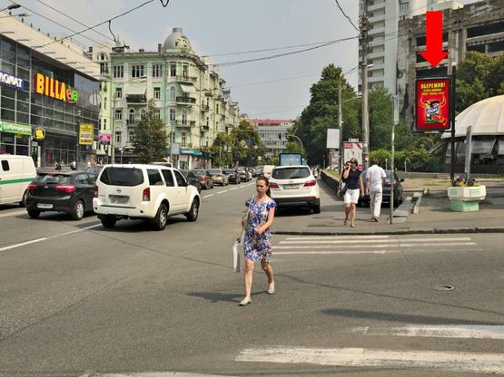 Фото рекламної площини за адресою Львовская пл., 8Б, напротив, в центр