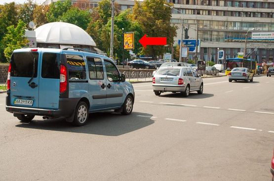 Фото рекламної площини за адресою Львовская пл., 8Б, напротив, из центра