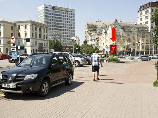 Фото рекламной плоскости по адресу Славы пл., 13, в сторону Мазепы ул.