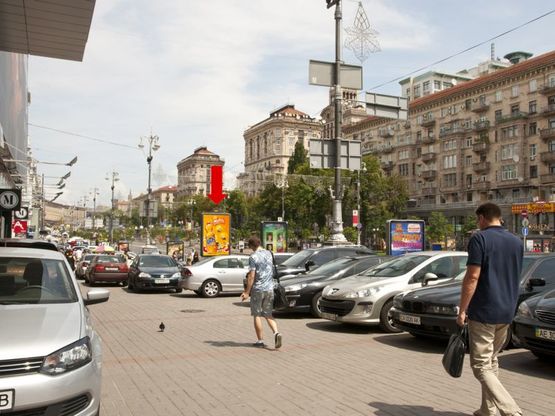 Фото рекламной плоскости по адресу Крещатик ул., 52 / Шевченко бул., возле магазина "Манго", Юникредитбанка, в сторону Европейская пл.