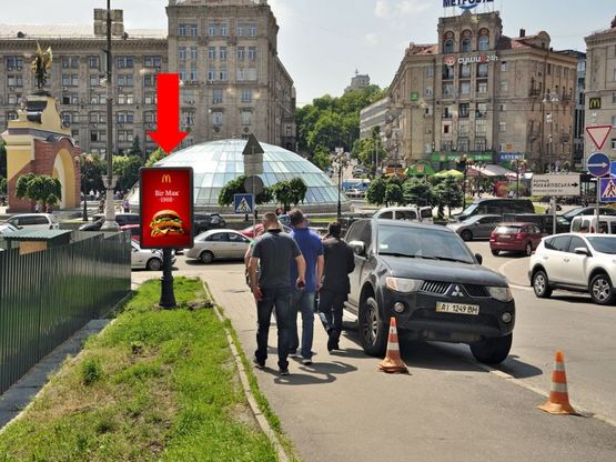 Фото рекламной плоскости по адресу Независимости пл., 2 / Костельная ул., в сторону Михайловская ул.