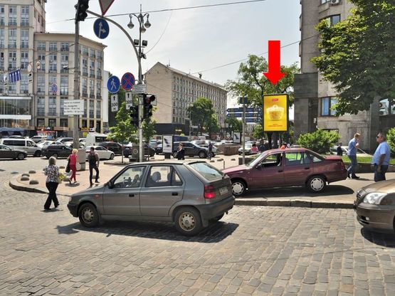 Фото рекламной плоскости по адресу Крещатик ул., 2 / Трехсвятительская ул., в сторону Независимости пл.