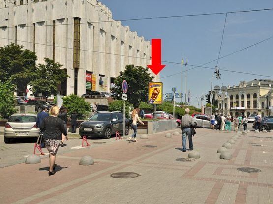 Фото рекламной плоскости по адресу Крещатик ул., 2 / ул. Трехсвятительская, в сторону Владимирского спуска